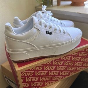 *NEW* White canvas Seldan platform Vans Sz 8